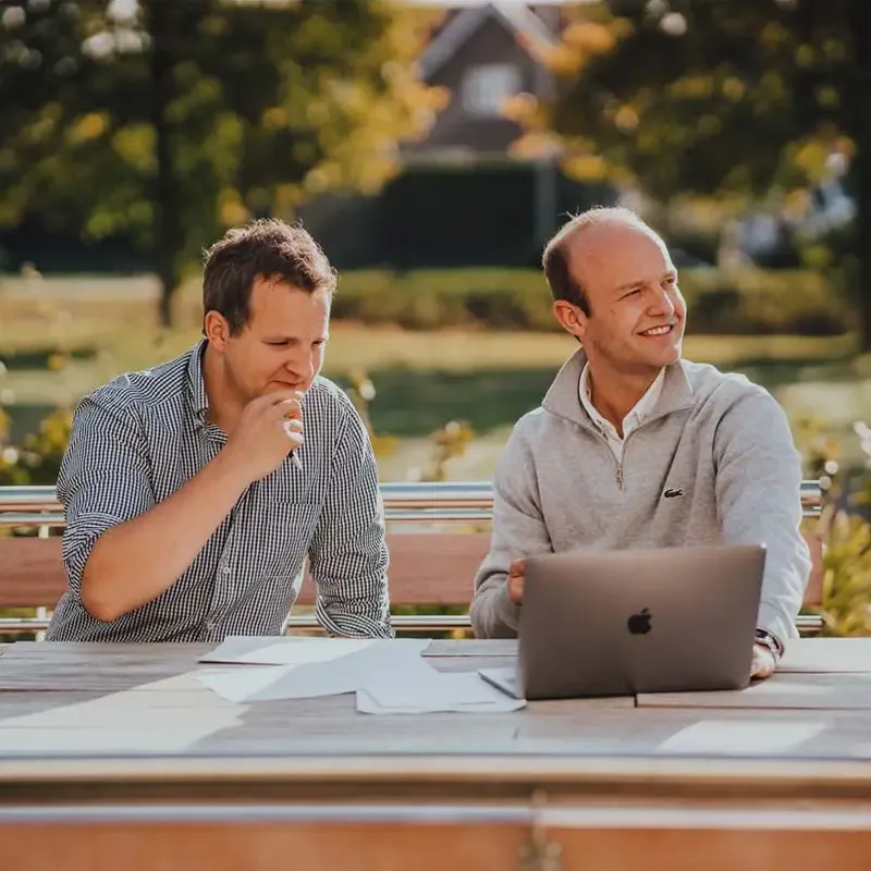 Philipp und Oliver Schickling am Tisch im Garten